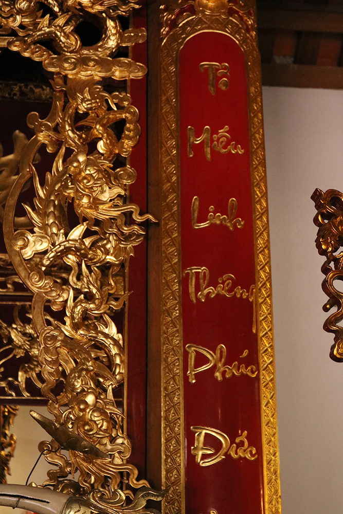 Les œuvres dorées ou argentées comme les statues de Bouddha, les sentences parallèles, les panneaux transversaux et les tableaux en laque proviennent des mains habiles des artisans de Kiêu Ky.