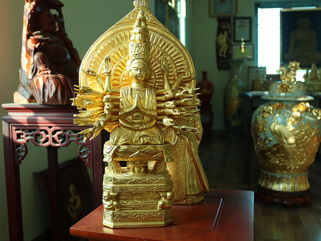 Les œuvres dorées ou argentées comme les statues de Bouddha, les sentences parallèles, les panneaux transversaux et les tableaux en laque proviennent des mains habiles des artisans de Kiêu Ky.