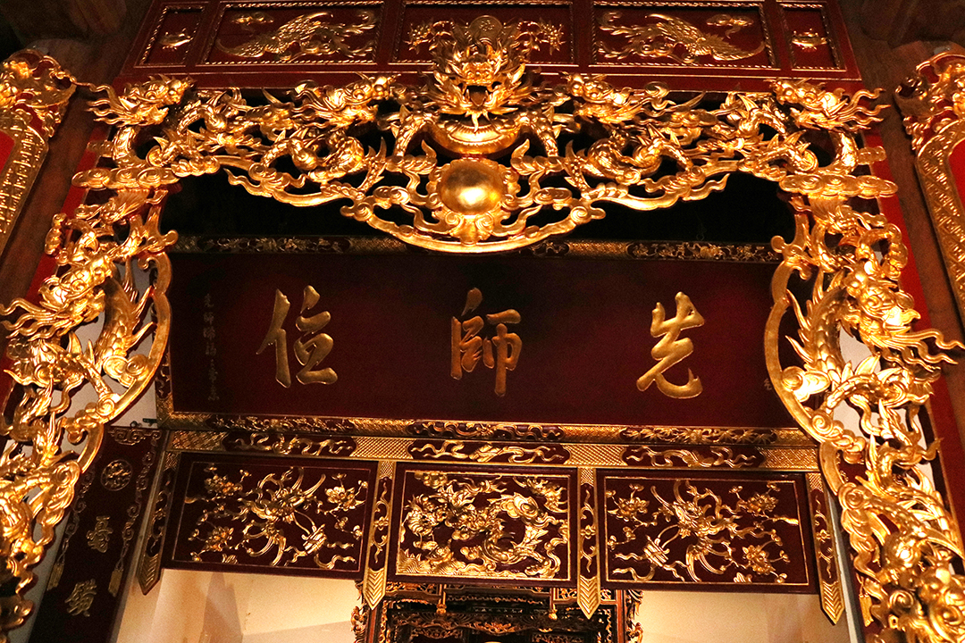 Les œuvres dorées ou argentées comme les statues de Bouddha, les sentences parallèles, les panneaux transversaux et les tableaux en laque proviennent des mains habiles des artisans de Kiêu Ky.