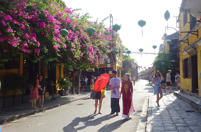 Les fleurs de bougainvillées forment comme un rideau floral rendant les coins de rue plus poétique. Photo : DH/NDEL.