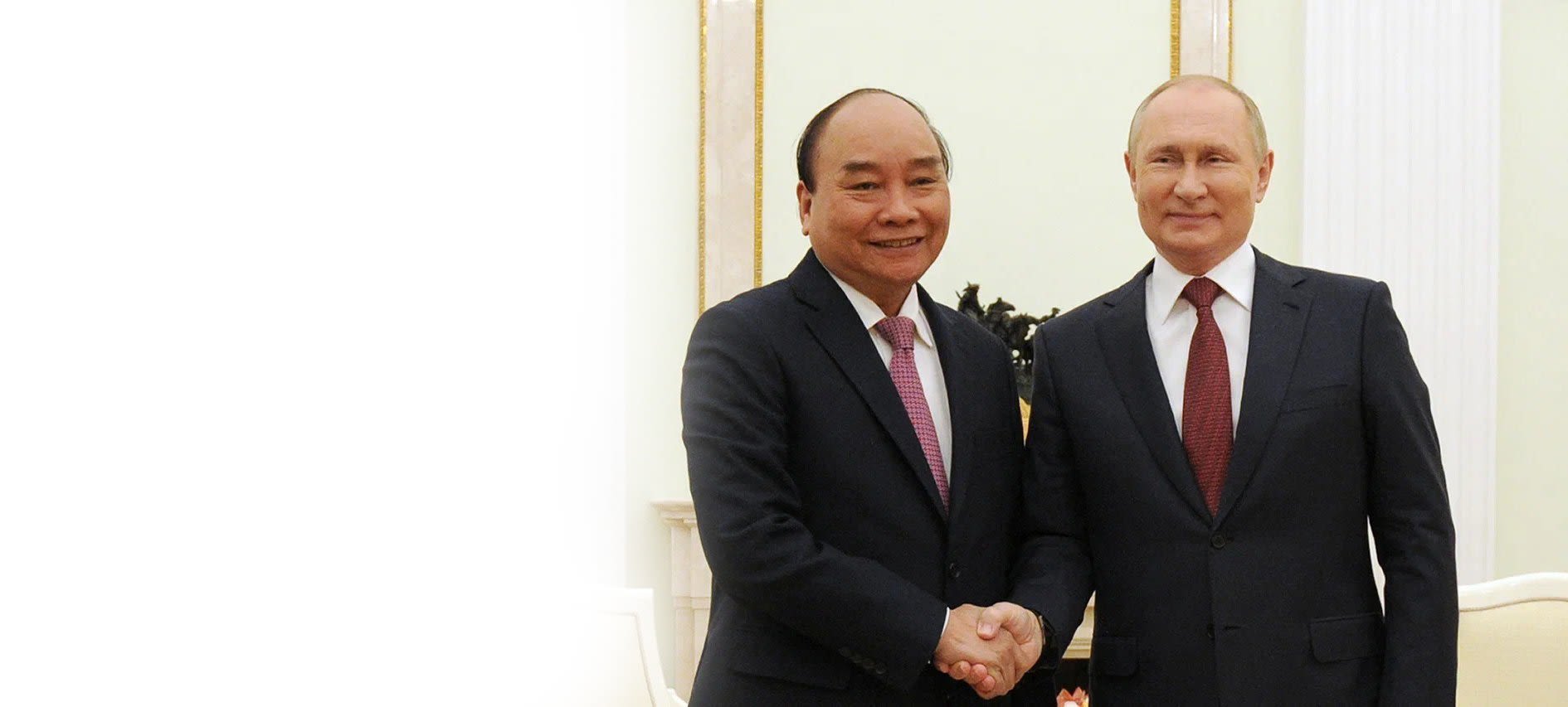 Le Président Russe Vladimir Poutine accueille le Président Nguyên Xuân Phuc.