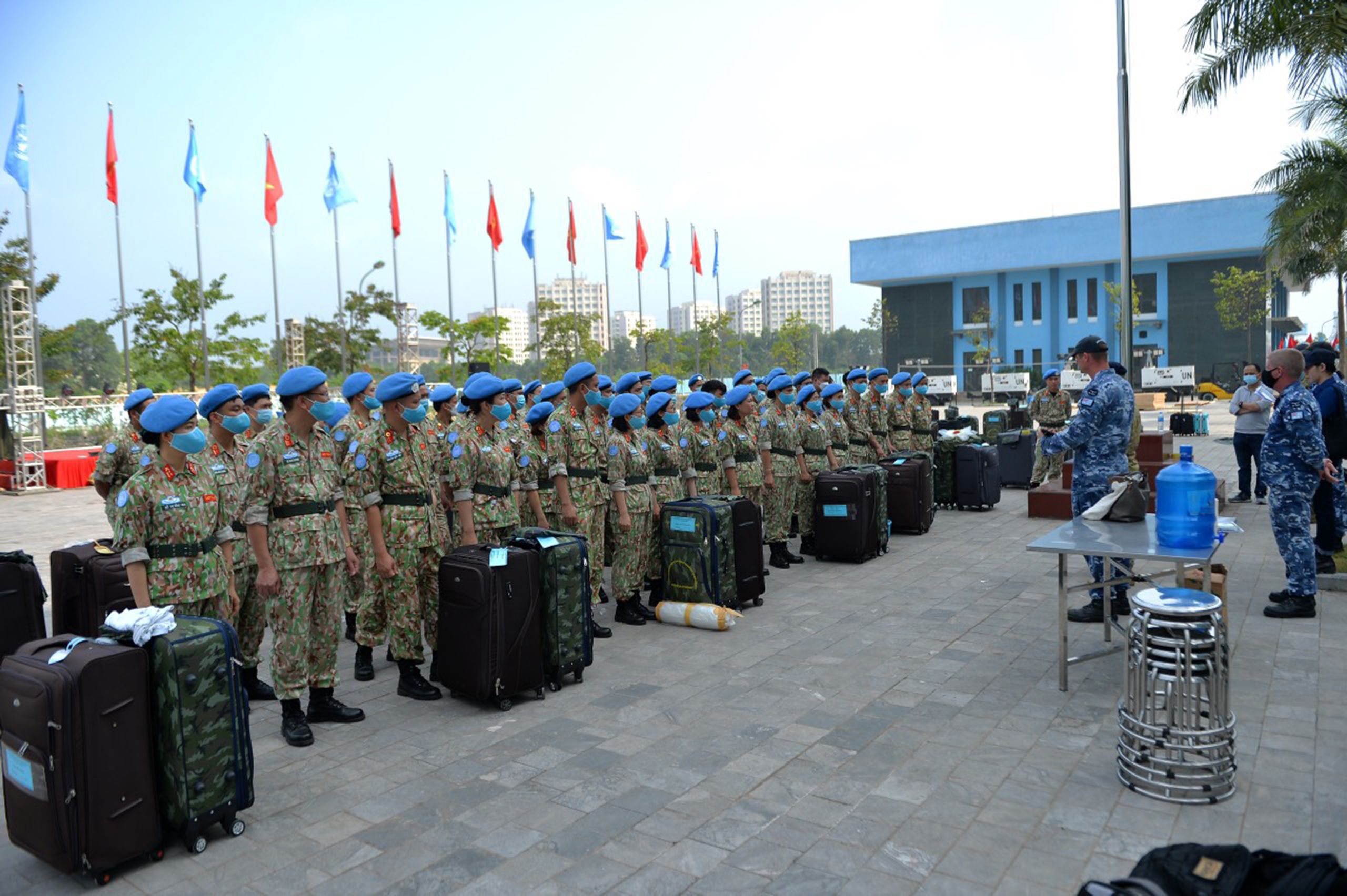 Envoi de bagages lors du départ pour la mission de l’opération du maintien de la paix en Soudan du Sud. Photo : Hang Nga.
